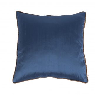 Квадратная подушка из голубого шелка с бежевым шелковым кантом